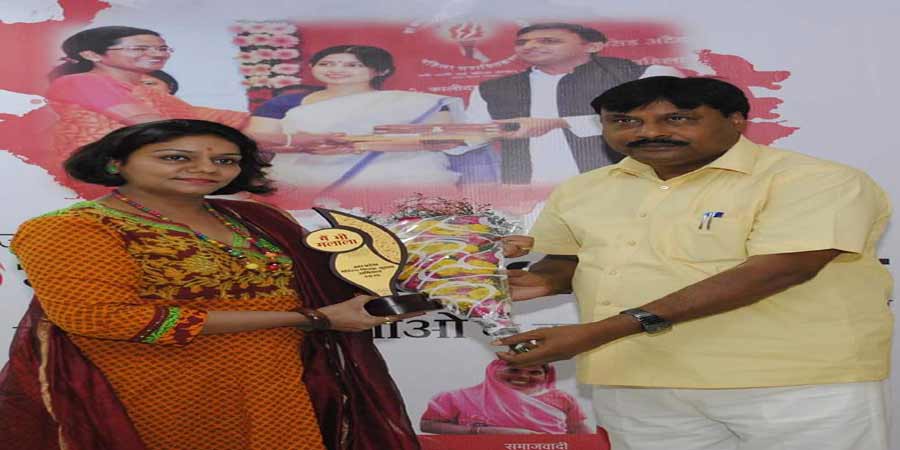 नारी रक्षा व जागरूकता के लिये प्रतिष्ठित मलाला पुरस्कार प्राप्त करते हुए